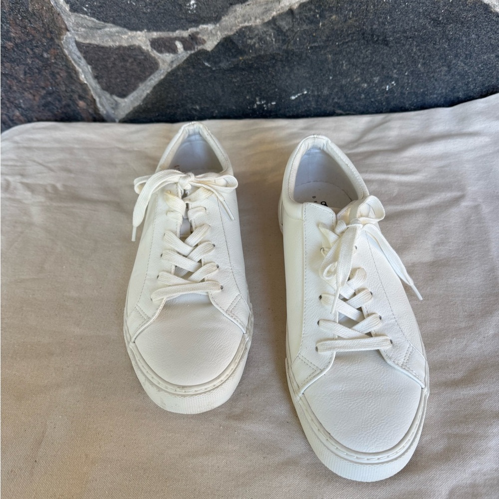 Osos White Lace-Up Sneakers